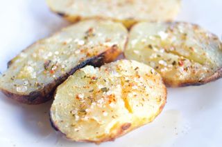 Patata asada aliñada con salsa criolla (1 ud.) 