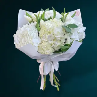 Buchet Hortensii si Lalele Albe