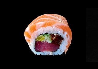 Uramaki gold tuńczyk otulony łososiem 8 szt.