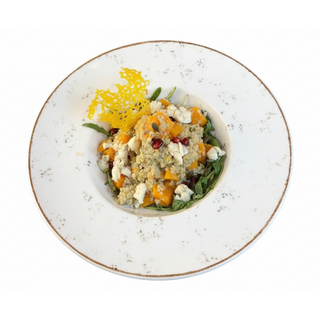 Салата с киноа, микс от листни салати и ягоди