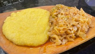 Varza călită cu mamaliguta