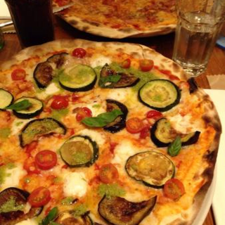 PIZZA CON VERDURAS Y QUESO
