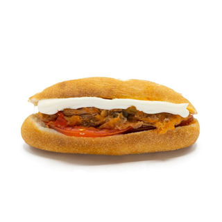 59. Paleta de cerdo guisada deshilachada, tomate y mayonesa
