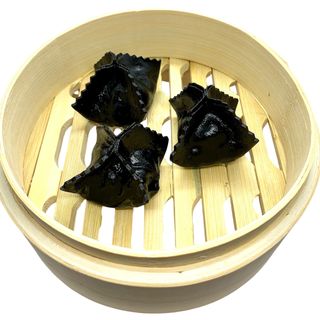 Raviolo al nero di seppia