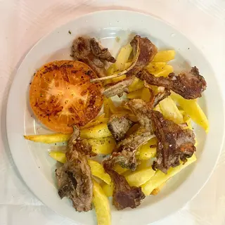 Chuletitas De Lechal Con Patatas Y Tomate Grillé