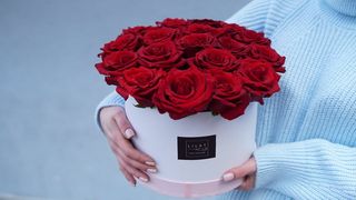 Lux წითელი ვარდები თეთრ ყუთში 21