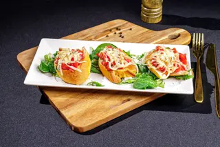 Bruschete cu roșii și mozzarella cu oregano