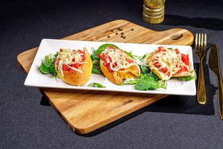 Bruschete cu roșii și mozzarella cu oregano