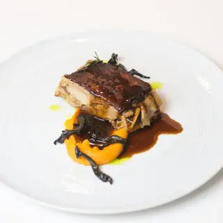 Cochinillo Crujiente Con Salsa Y Verduras Eco