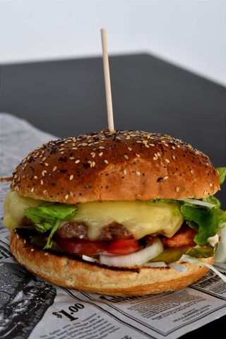 Cheeseburger + Coca Cola 0.5