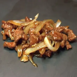 Ternera salteada con cebolla