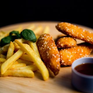 Meniu crispy mediu  + sos usturoi Gratis