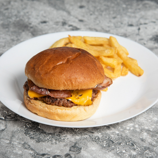 Hamburguesa Río con ración de patatas.