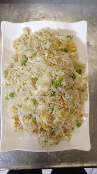 Пържен ориз с пилешко и зеленчуци (700г)