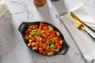 Vanata coapta cu branza feta si sos de ardei kapia