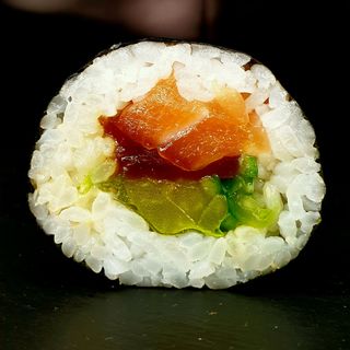 Futomaki z surowym łososiem