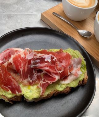 Tosta de aguacate y jamón