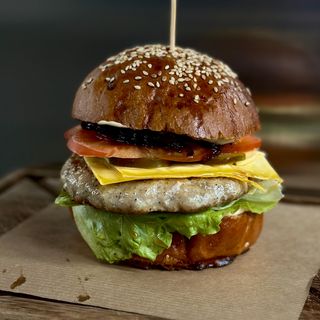 Бургер з котлетою з індички (300г)