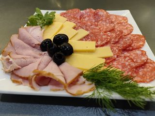 Нарізка сиру та копченостей  (135г)