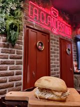 Bocadillo De Pollo Marinado En Salsa BBQ