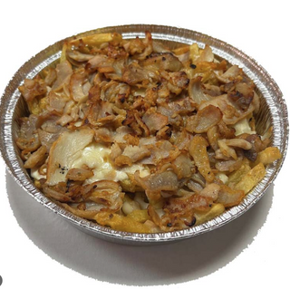 Patatas fritas con kebab y queso