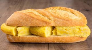 Bocadillo de tortilla patata con serrano