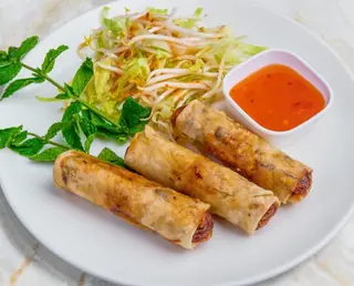 Sajgonki z surówką i smażonym ryżem