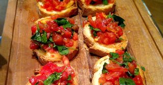 Pao de alho com tomate confit e manjericao