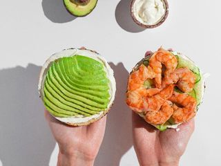 Бейгл з авокадо і креветками (290г)