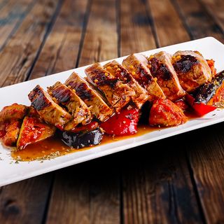 Cotlet de porc cu legume inabusite in sos sicilian 