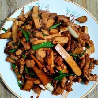 Maiale con tofu affumicato e peperoni