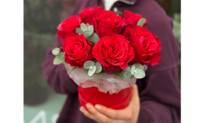Flowerbox Czerwone Róże i eukaliptus 7 szt.