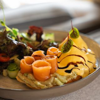 Яйцо Бенедикт с семгой и авокадо