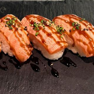 Nigiri flameado salmón (4 uds.)