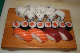 Plato Combinado 5 (California, Maki  y Sushi de Salmón, Sushi de Atún)