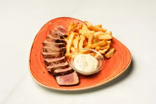 Tataki de vedella de Castellterçol amb patates fregides 