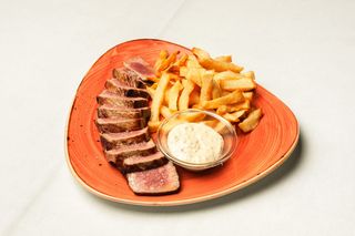 Tataki de vedella de Castellterçol amb patates fregides 