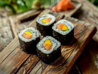 Maki Salmón Con Mango (4 Uds.)
