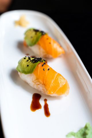 Nigiri De Salmón Y Aguacate
