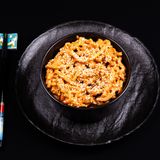 ნუდლსი საფირმო სოუსით