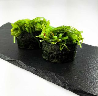 1.Gunkan z sałatką Goma Wakame 2szt.
