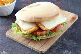 Panino con cotoletta, edamer, insalata e salsa