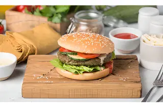 Бургер "Вежжи" (веган)+картофель фри (мал.порция)/ Veggie Burger
