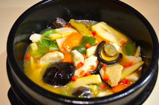 Olla de verduras variadas, vegano