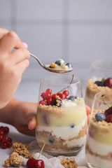 Jogurt parfe sa medom, muslijem i sjemenkama