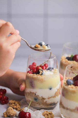 Jogurt parfe sa medom, muslijem i sjemenkama