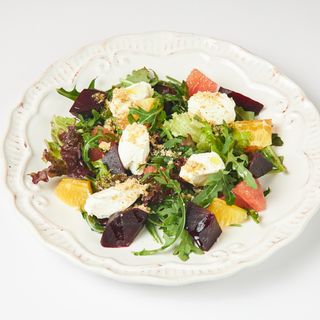 Салат с творожным сыром и свеклой