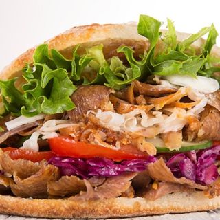  PANINO KEBAB CON INSALATA POMODORO CIPOLLA VERZA SALSA YOGURT E PiCCANTE 