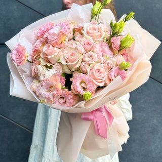 Букет з троянди і еустоми