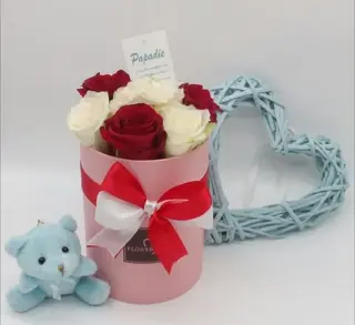 Cutie cu 9 trandafiri albi si rosii